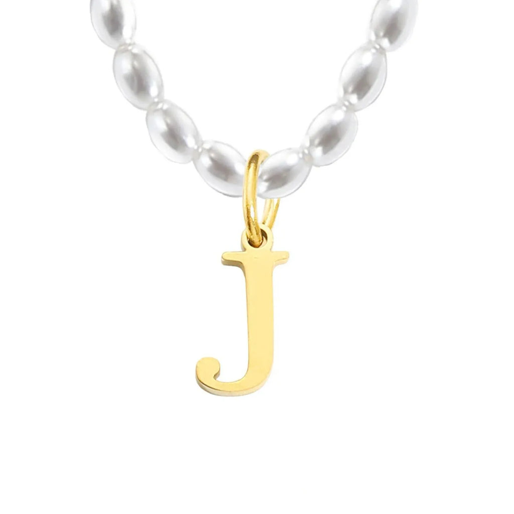 Elara · Collar de perlas con inicial