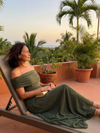 June · Vestido midi drapeado con hombros descubiertos