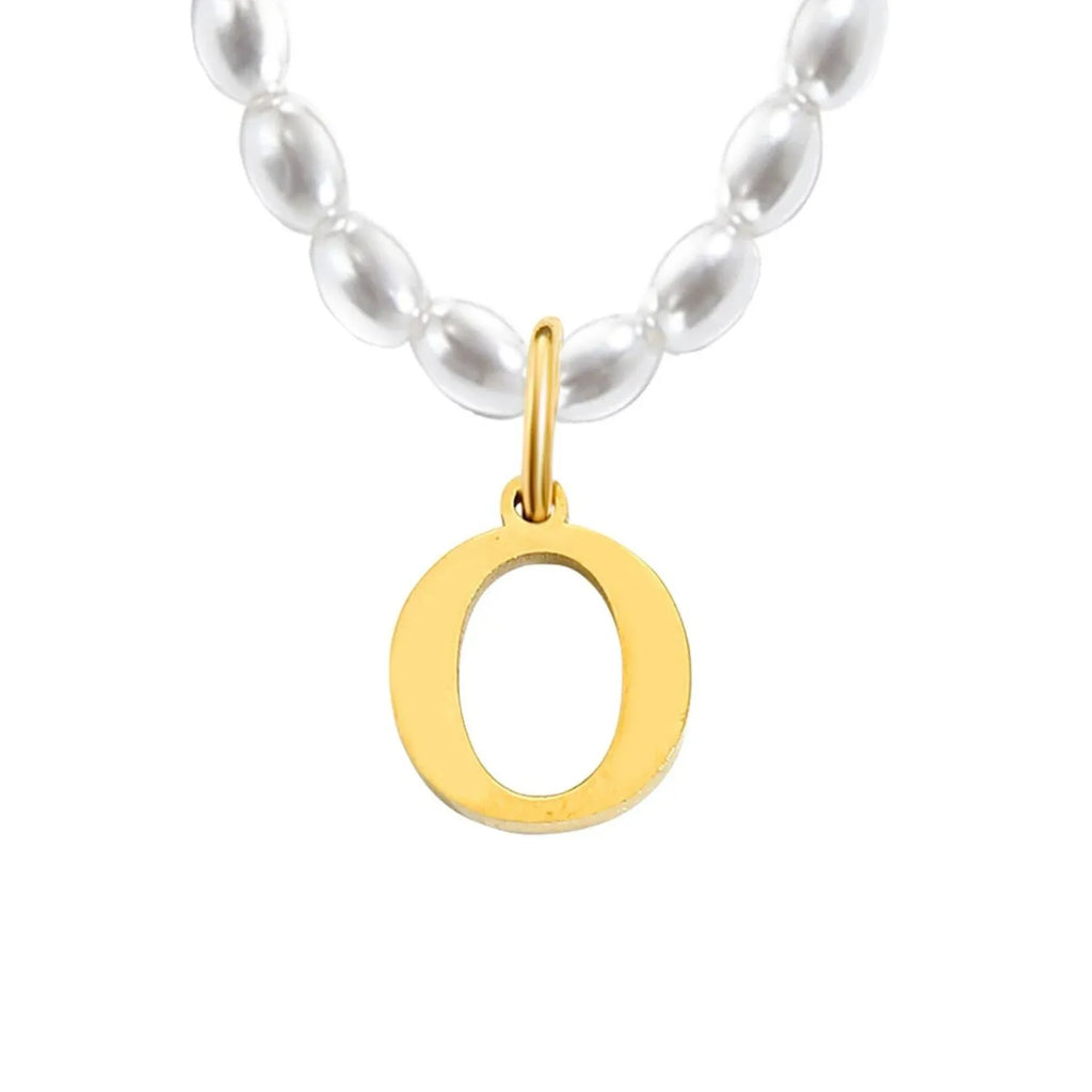 Elara · Collar de perlas con inicial