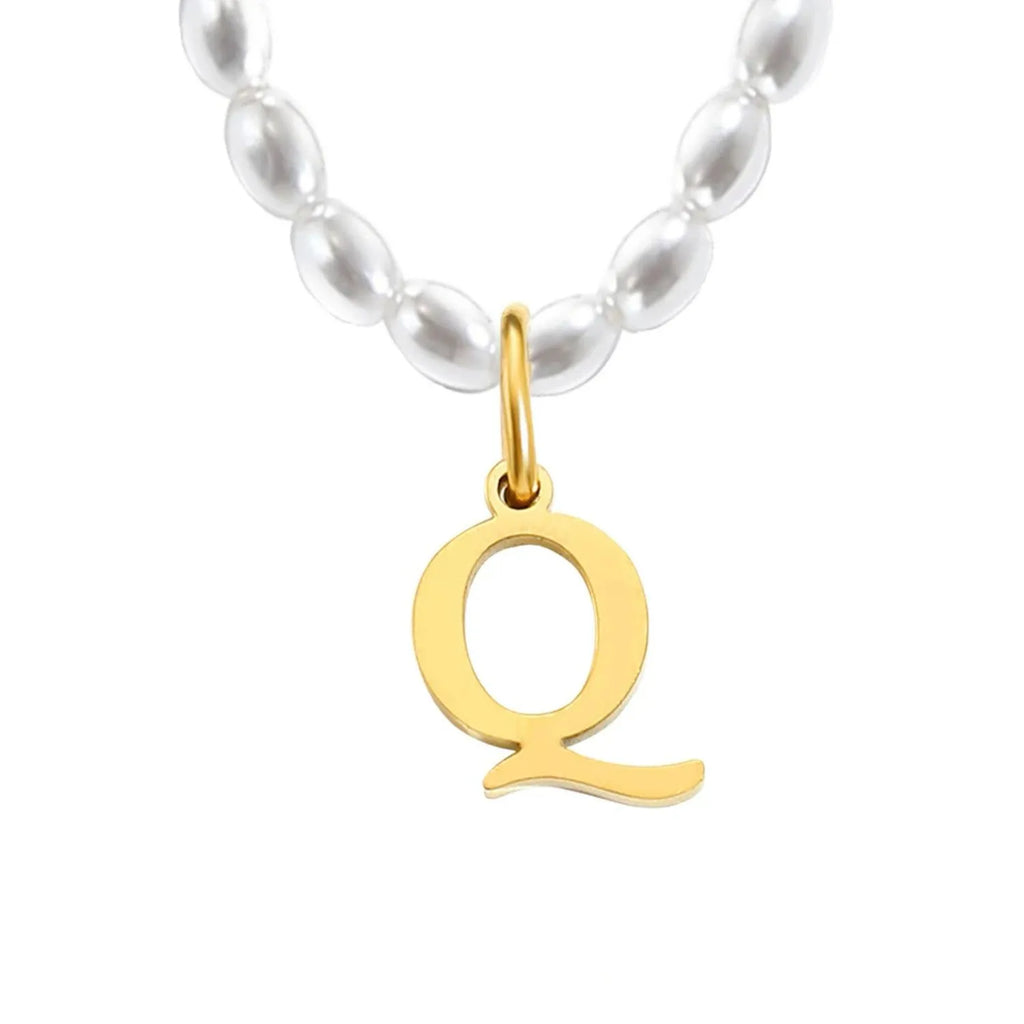 Elara · Collar de perlas con inicial