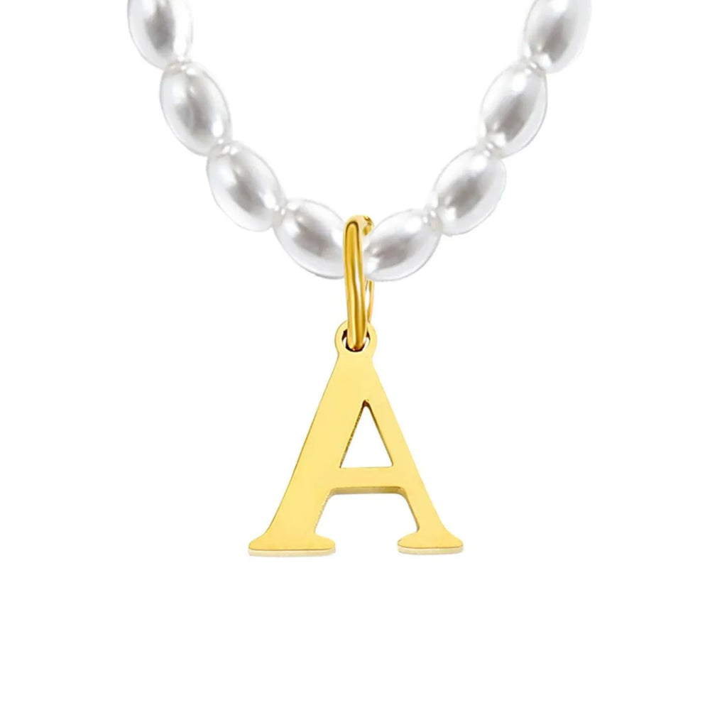 Elara · Collar de perlas con inicial