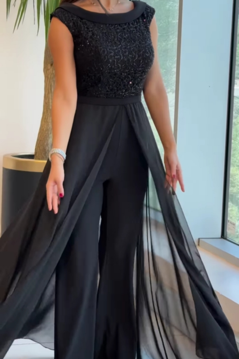 LOUNA| MONO ELEGANTE SIN MANGAS