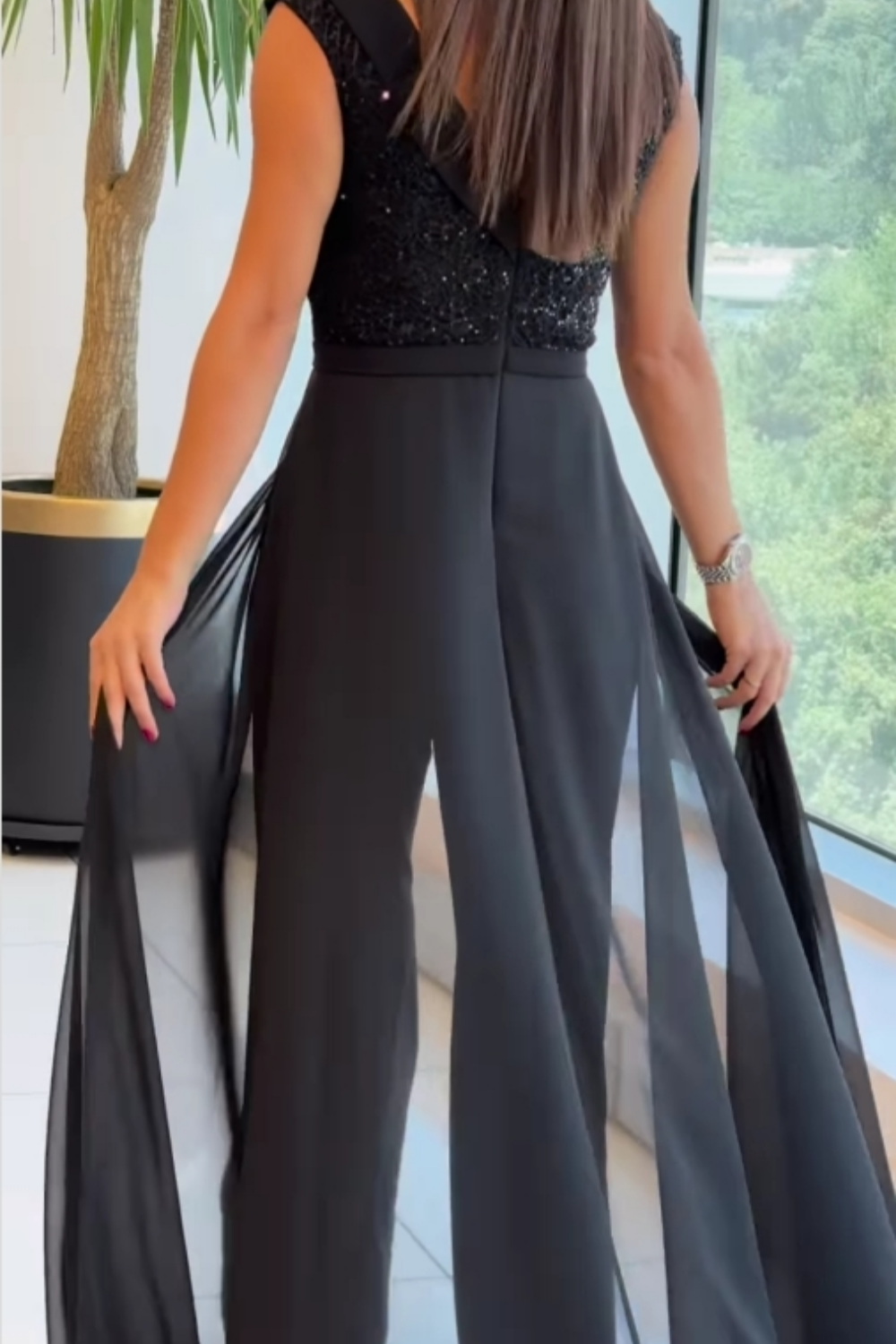 LOUNA| MONO ELEGANTE SIN MANGAS