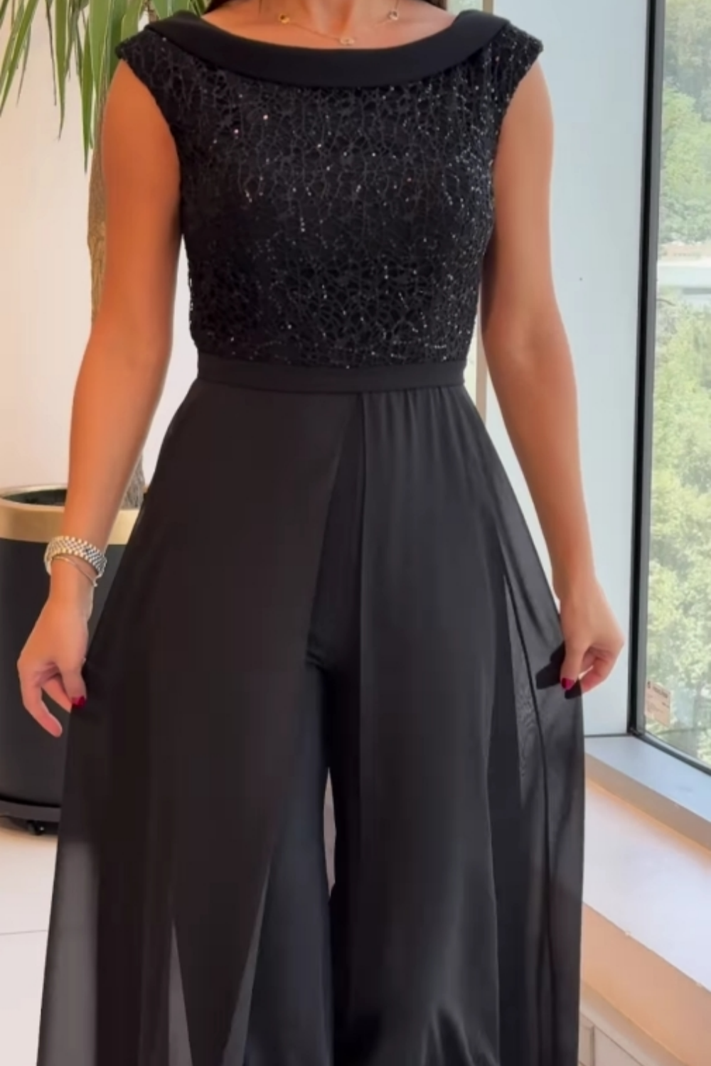 LOUNA| MONO ELEGANTE SIN MANGAS