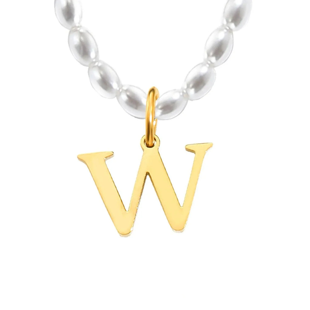 Elara · Collar de perlas con inicial