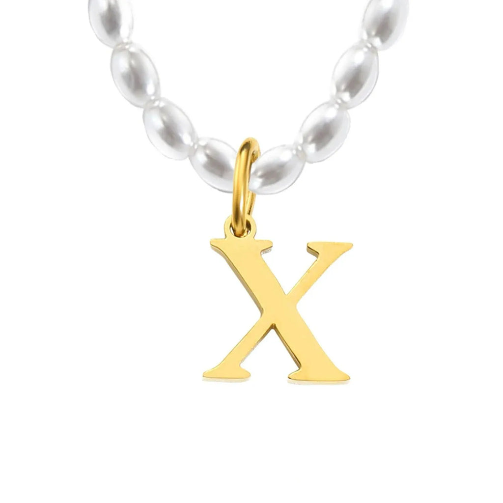 Elara · Collar de perlas con inicial