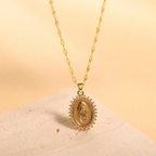 Virgen · Collar con medalla
