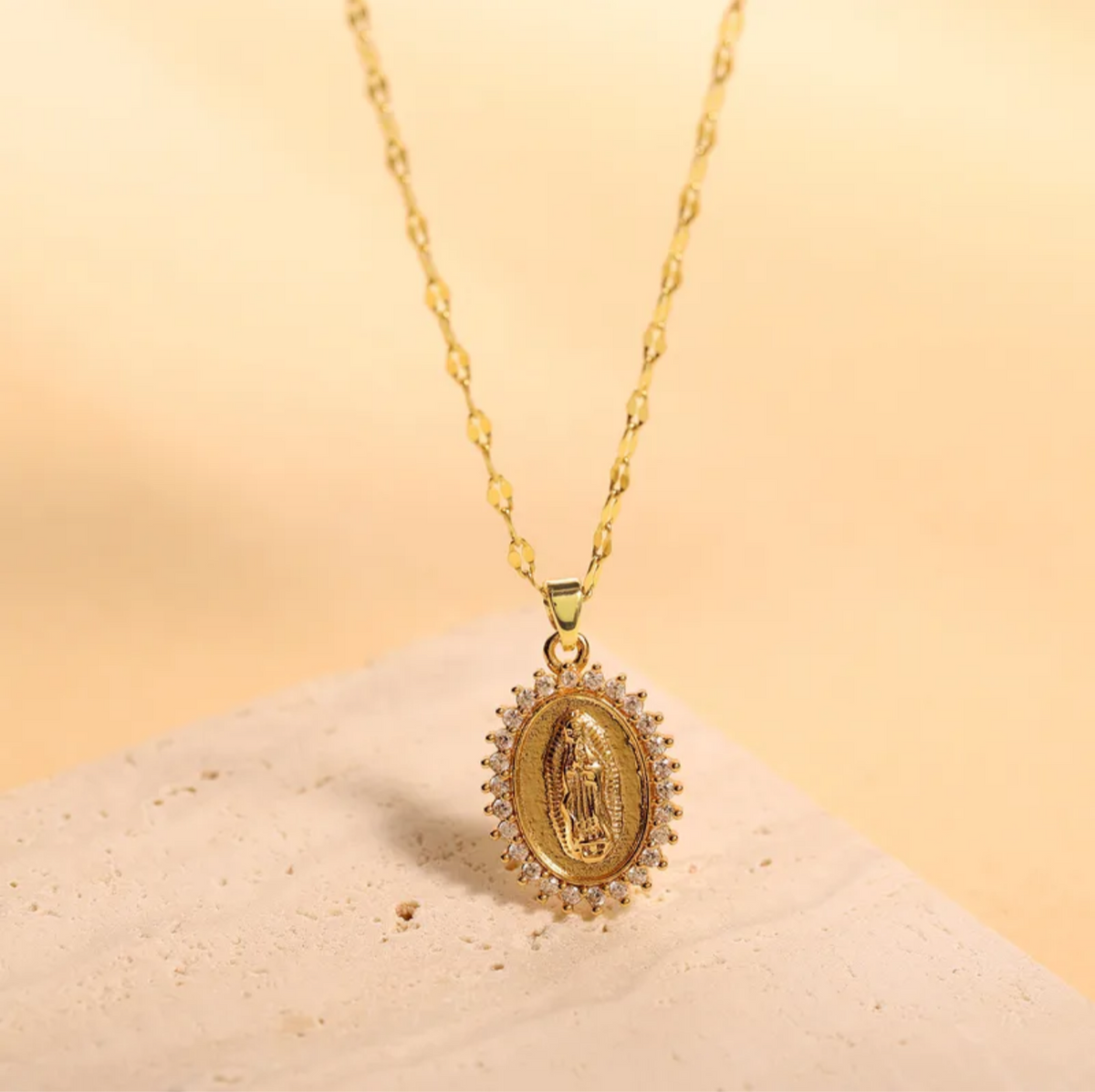 Virgen · Collar con medalla