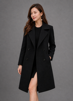 Modelo con abrigo cruzado negro de solapas anchas sobre fondo gris