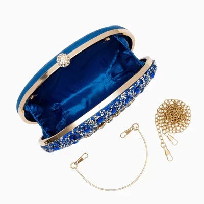 Celeste · Clutch con strass y detalle de nudo