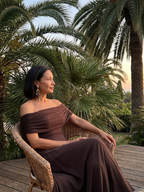 June · Vestido midi drapeado con hombros descubiertos
