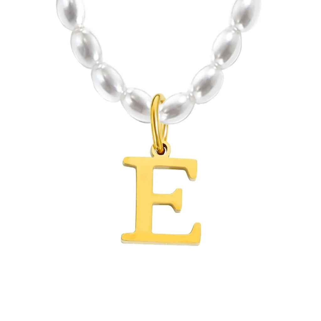 Elara · Collar de perlas con inicial