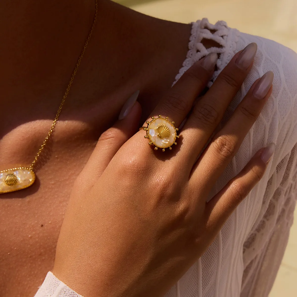 Coralia · Collar