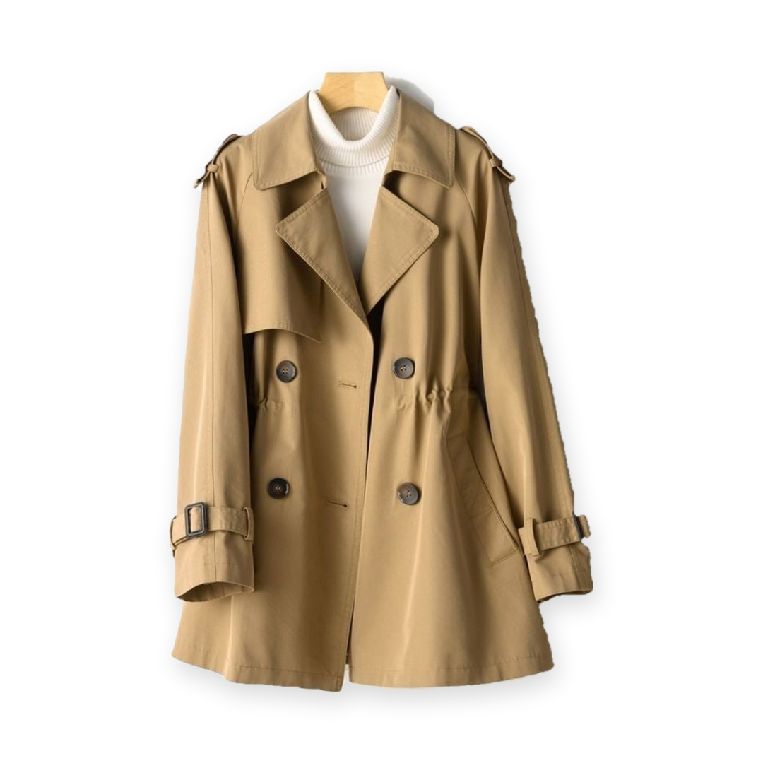 Gabardina de largo medio en tono camel con cintura ajustable, colgada de una percha sobre fondo blanco