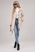 Beatriz · Abrigo entallado de botonadura sencilla, en beige, look completo