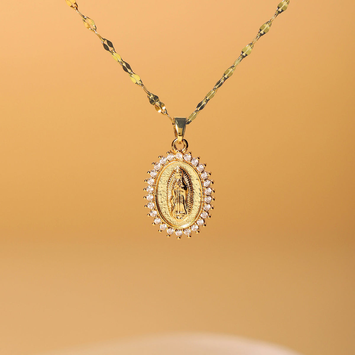 Virgen · Collar con medalla