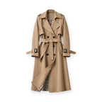 Gabardina larga beige con cinturón y puños ajustables, sobre fondo blanco