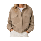 Modelo con chaqueta bomber efecto ante en tono topo, sobre fondo blanco