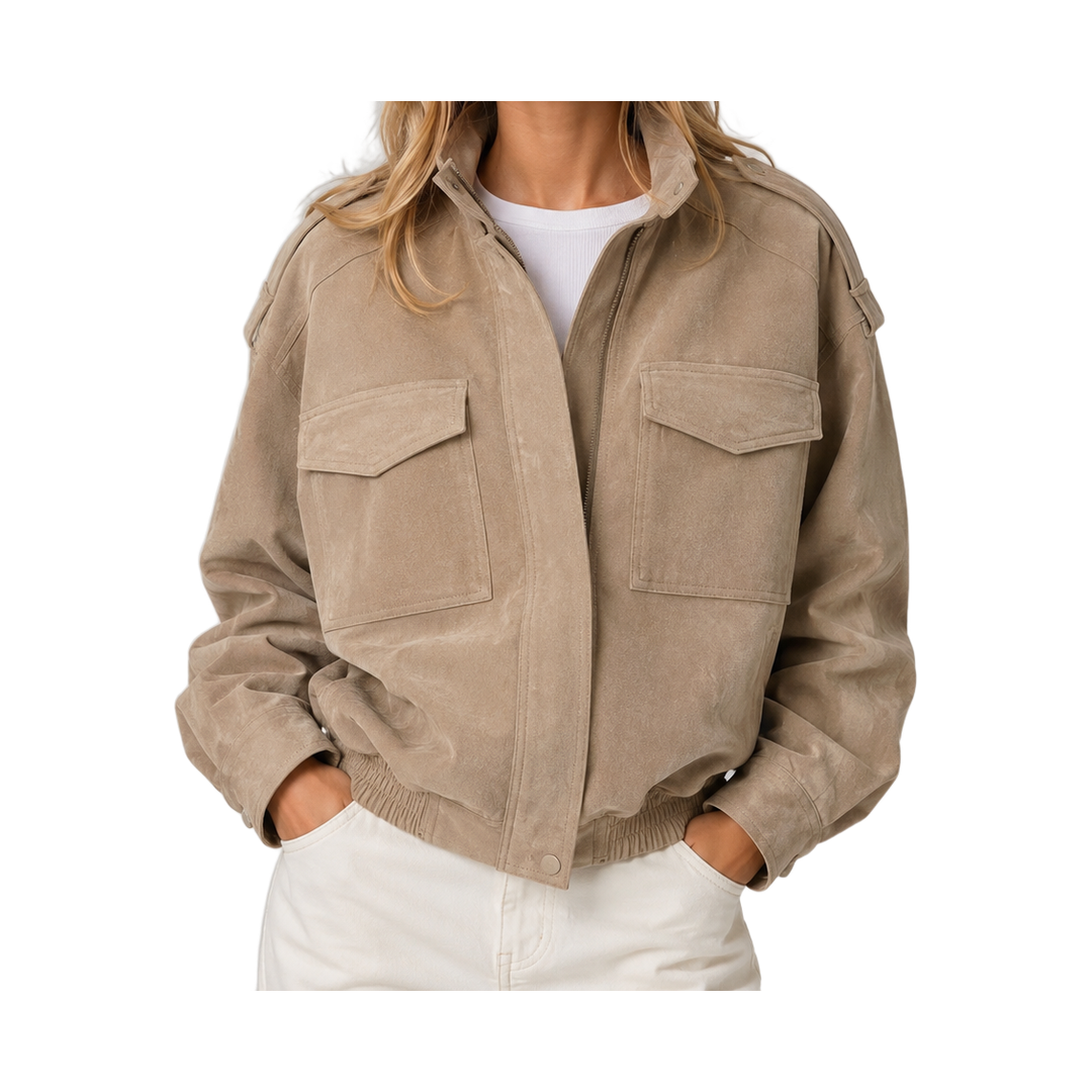 Modelo con chaqueta bomber efecto ante en tono topo, sobre fondo blanco
