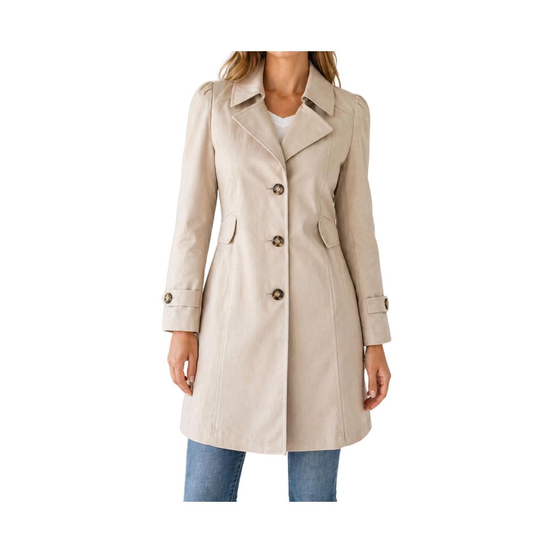 Gabardina entallada beige con botones y cuello solapado, sobre fondo blanco
