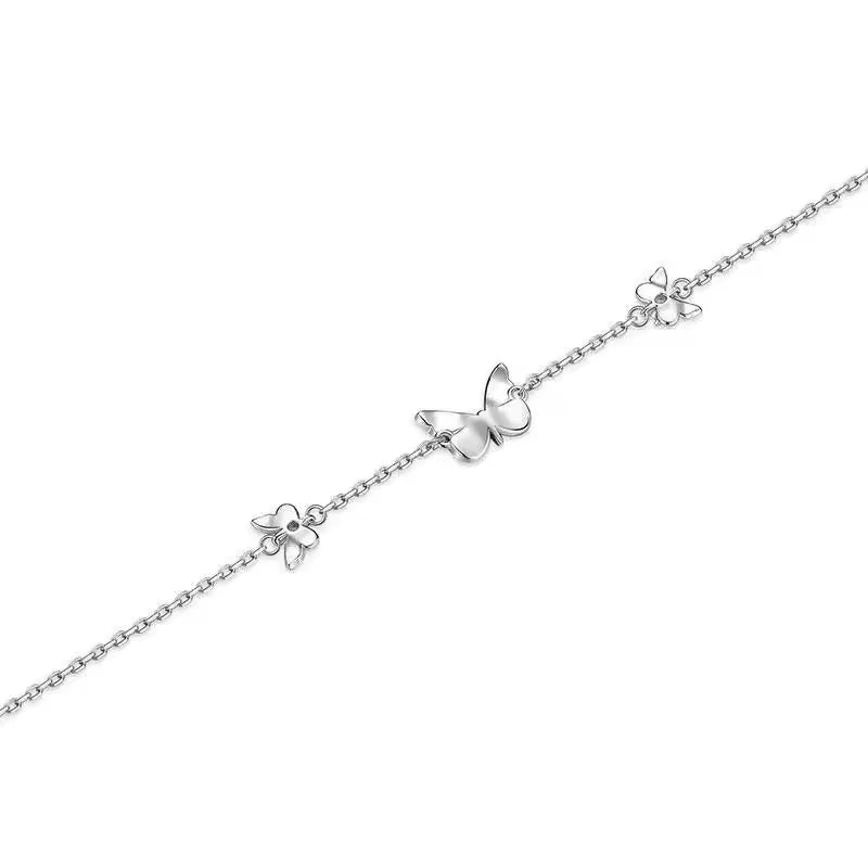 Detalle de pulsera de plata con mariposa y dijes de flor, cadena fina con cierre de mosquetón
