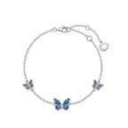 Detalle de la pulsera del Set Mariposa Azul, con mariposas de esmalte azul en cadena de plata