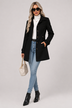 Beatriz · Abrigo entallado de botonadura sencilla, en negro, look completo