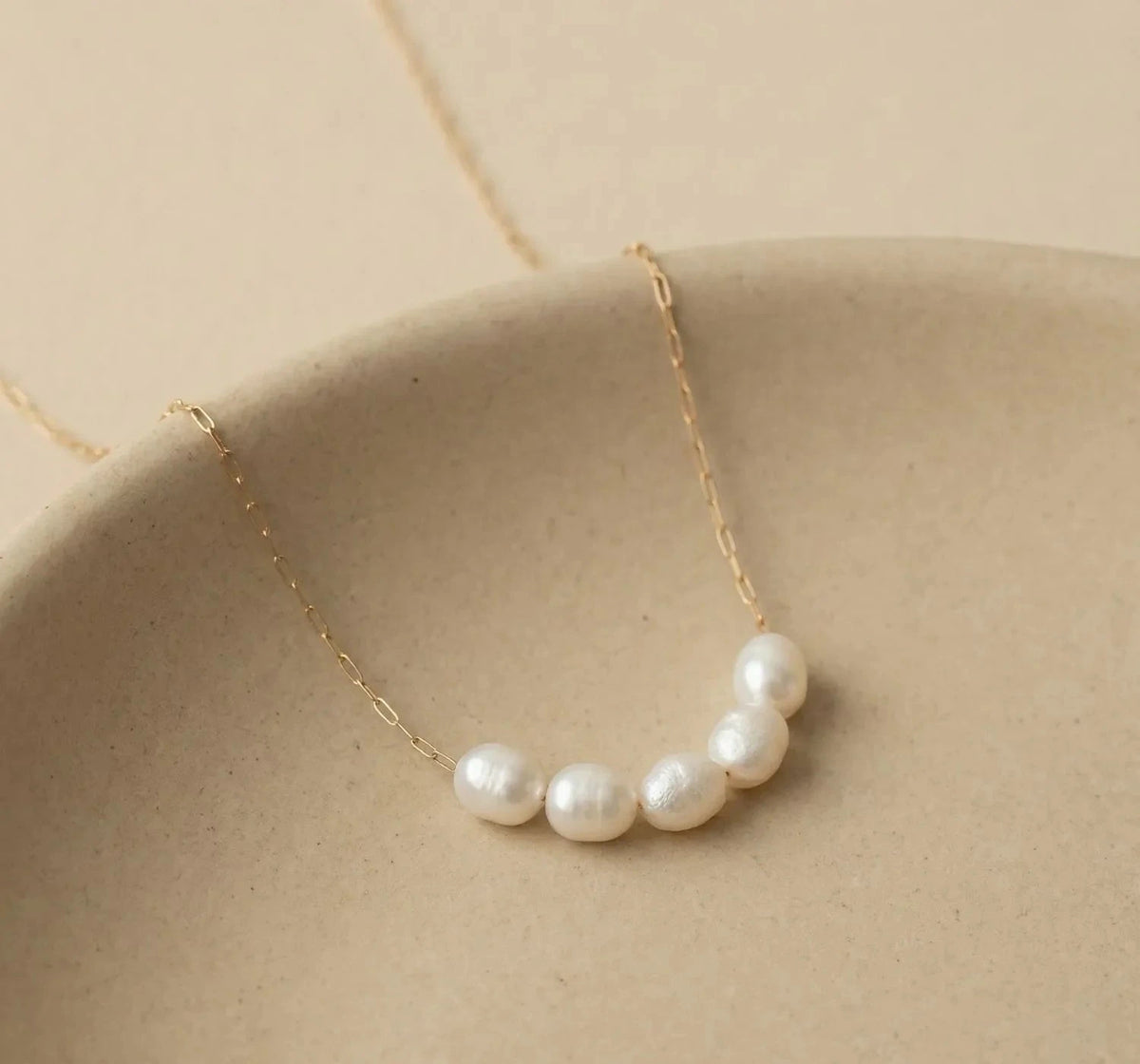 Celia - pearl necklace