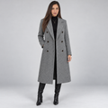 Modelo con gabardina cruzada gris de corte regular, vista frontal