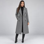Modelo con gabardina cruzada gris de corte regular, vista frontal