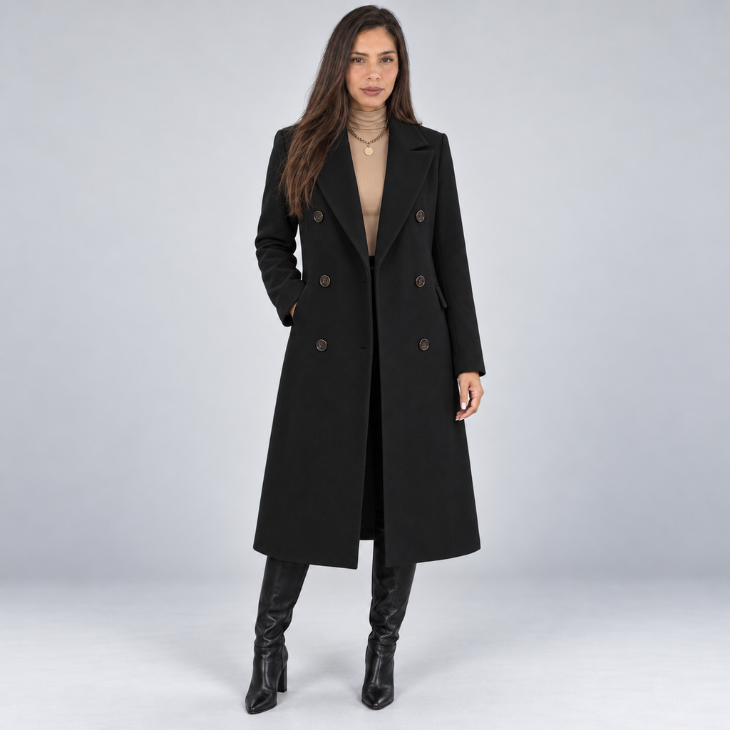 Modelo con gabardina cruzada negra de corte regular, vista frontal