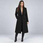 Modelo con gabardina cruzada negra de corte regular, vista frontal