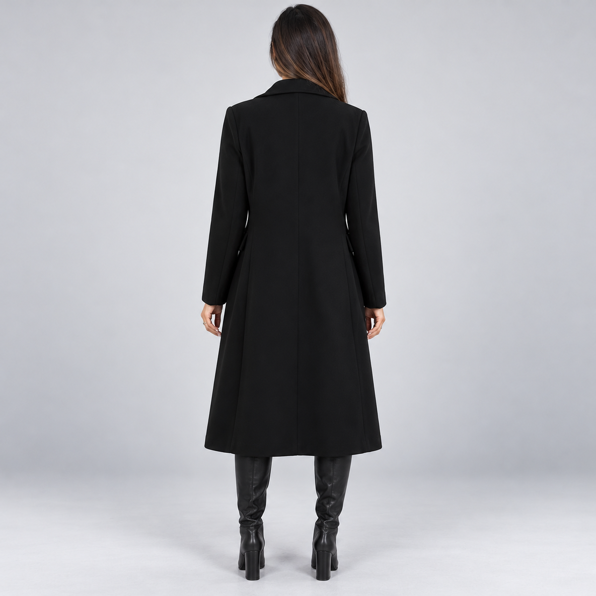 Modelo con gabardina cruzada negra, vista trasera