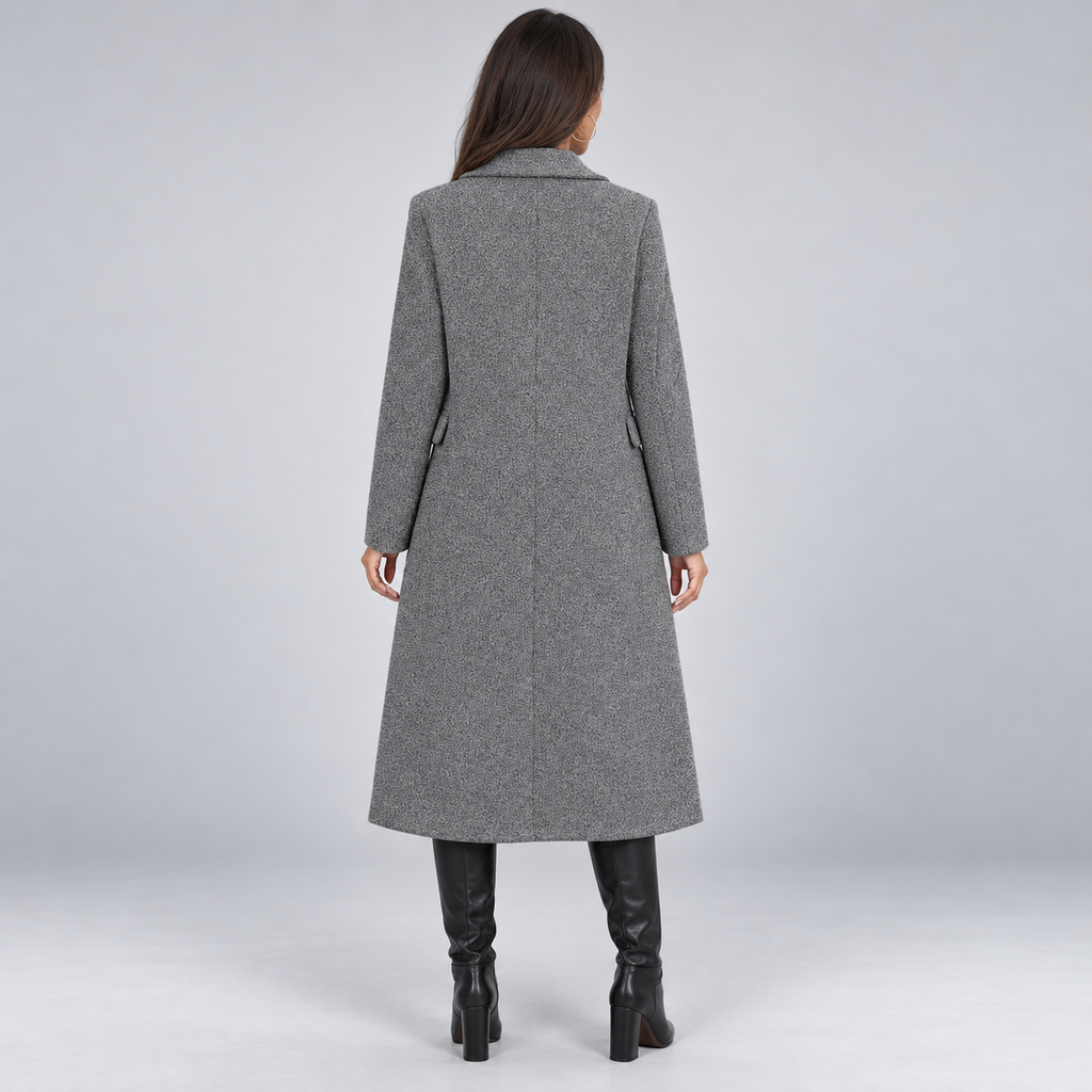 Modelo con gabardina cruzada gris, vista trasera