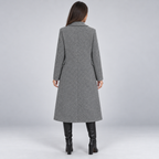 Modelo con gabardina cruzada gris, vista trasera