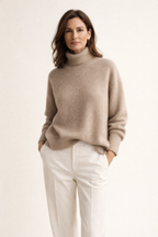Modelo con jersey de punto de cuello alto Nara en beige