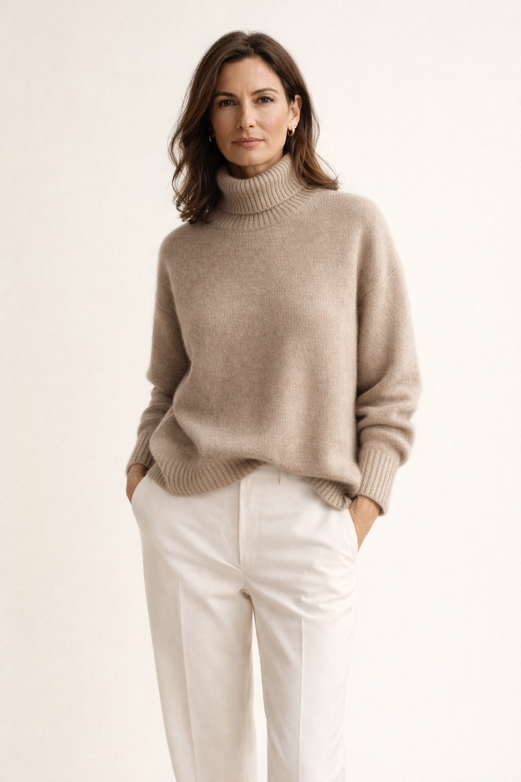 Modelo con jersey de punto de cuello alto Nara en beige