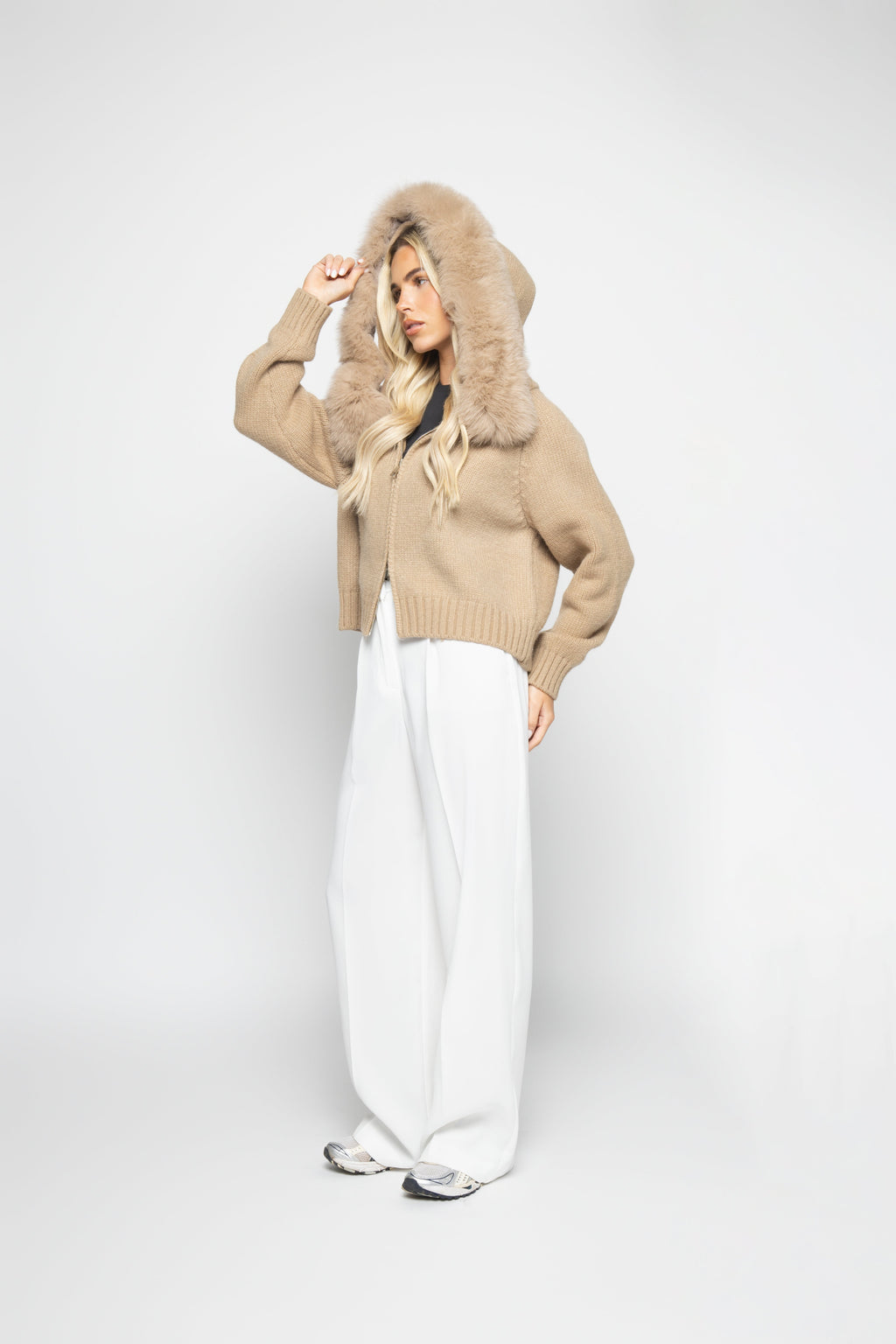 Martina · Chaqueta de punto con capucha de piel