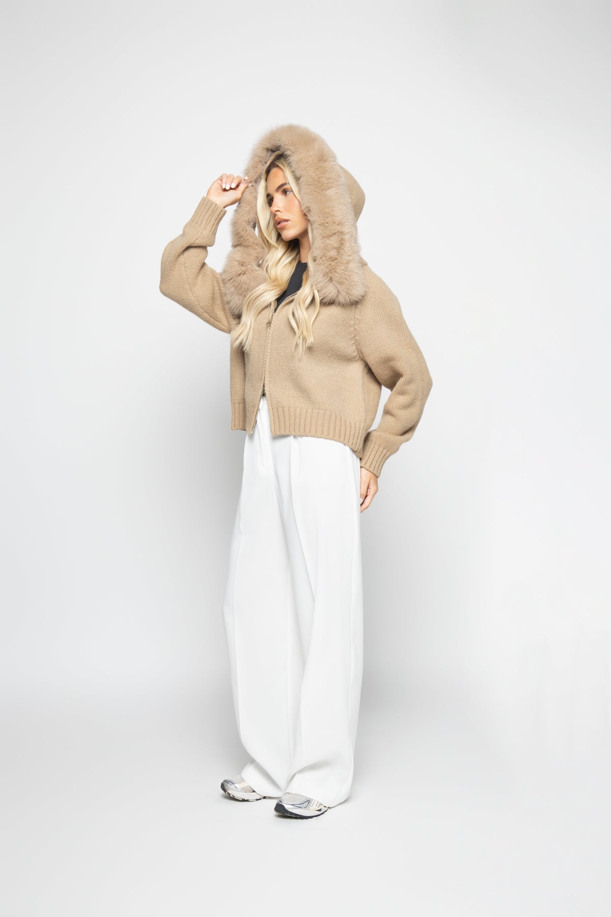 Martina · Chaqueta de punto con capucha de piel