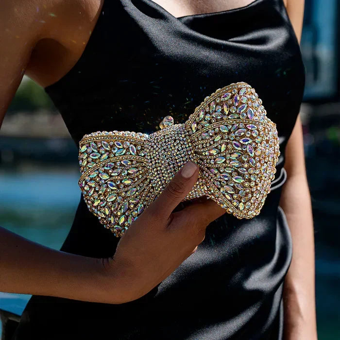 Ora · Clutch con strass y nudo
