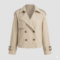 Chaqueta corta cruzada en beige con hebillas en los puños, vista frontal