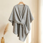 Poncho chal largo Mila en gris claro, vista frontal