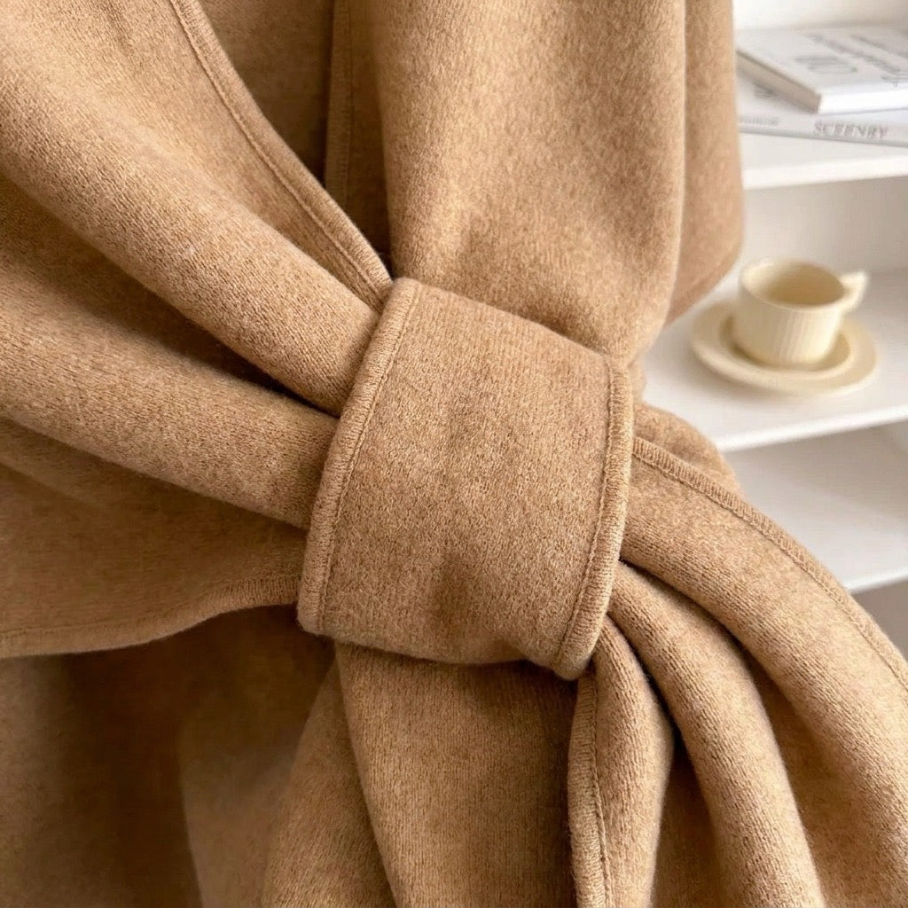 Poncho chal largo Mila en camel, detalle de la trabilla delantera