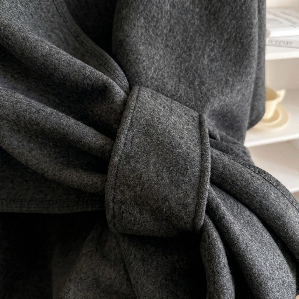 Poncho chal largo Mila en gris antracita, detalle de la trabilla delantera