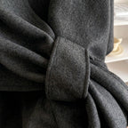 Poncho chal largo Mila en gris antracita, detalle de la trabilla delantera