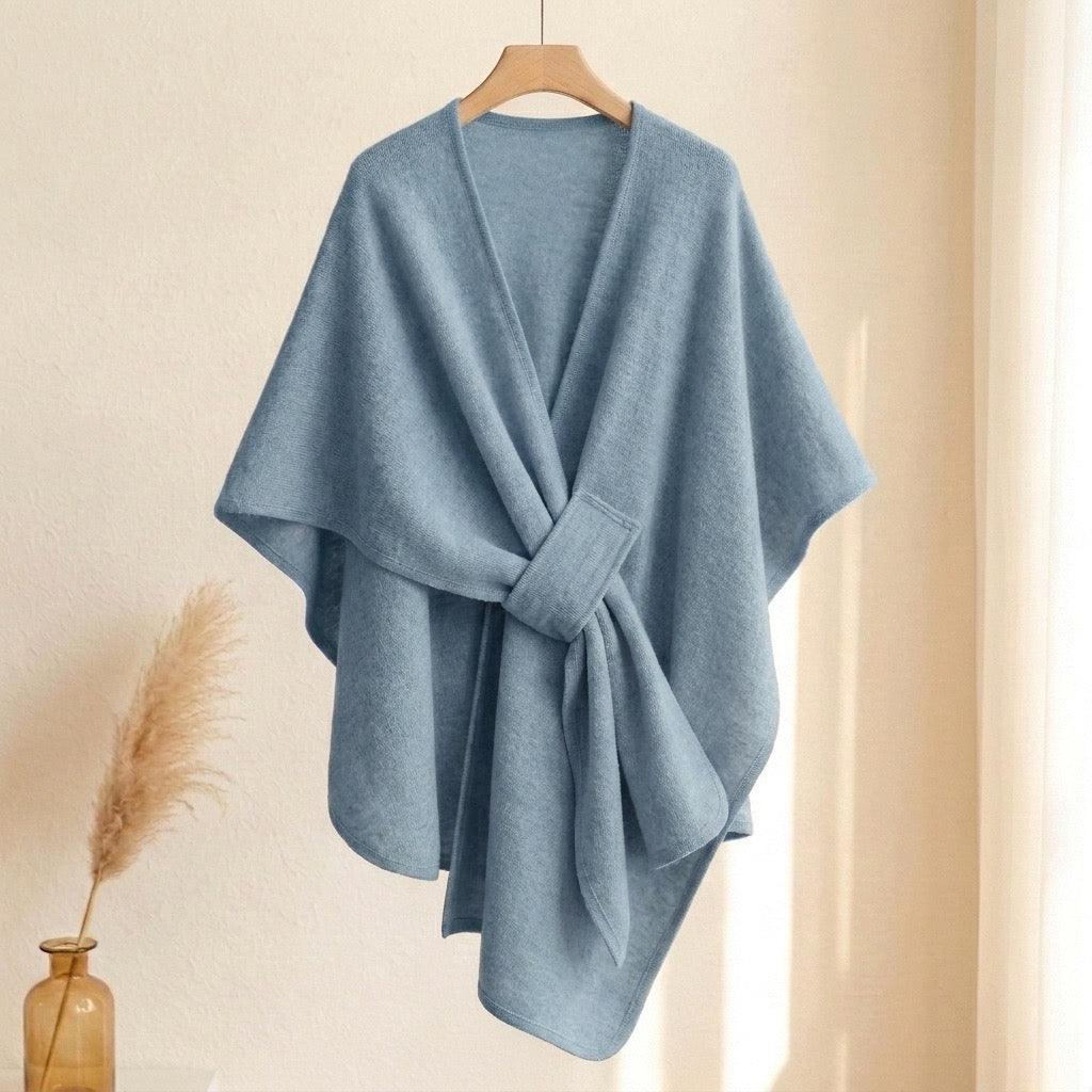 Poncho chal largo Mila en azul cielo, vista frontal