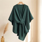 Poncho chal largo Mila en verde bosque, vista frontal