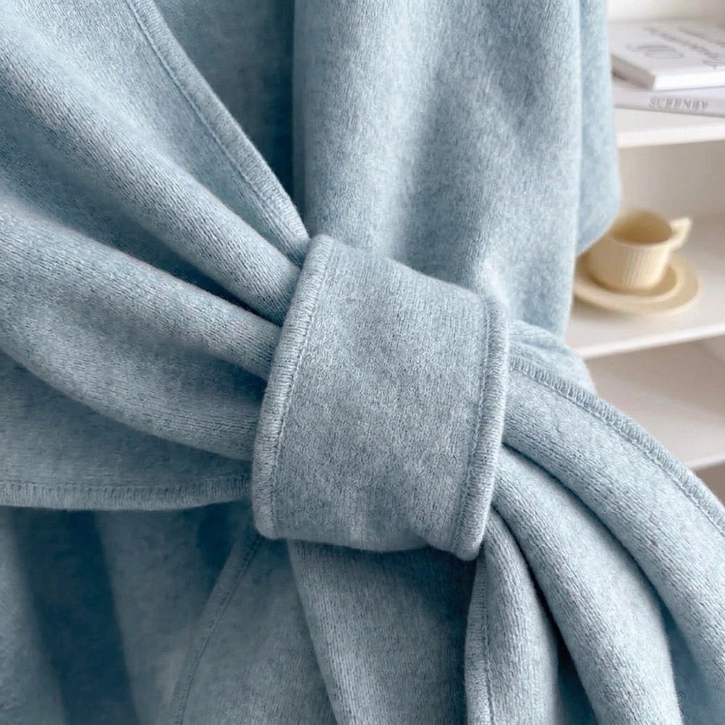 Poncho chal largo Mila en azul cielo, detalle de la trabilla delantera