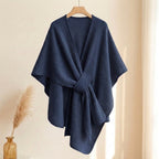 Poncho chal largo Mila en azul marino, vista frontal