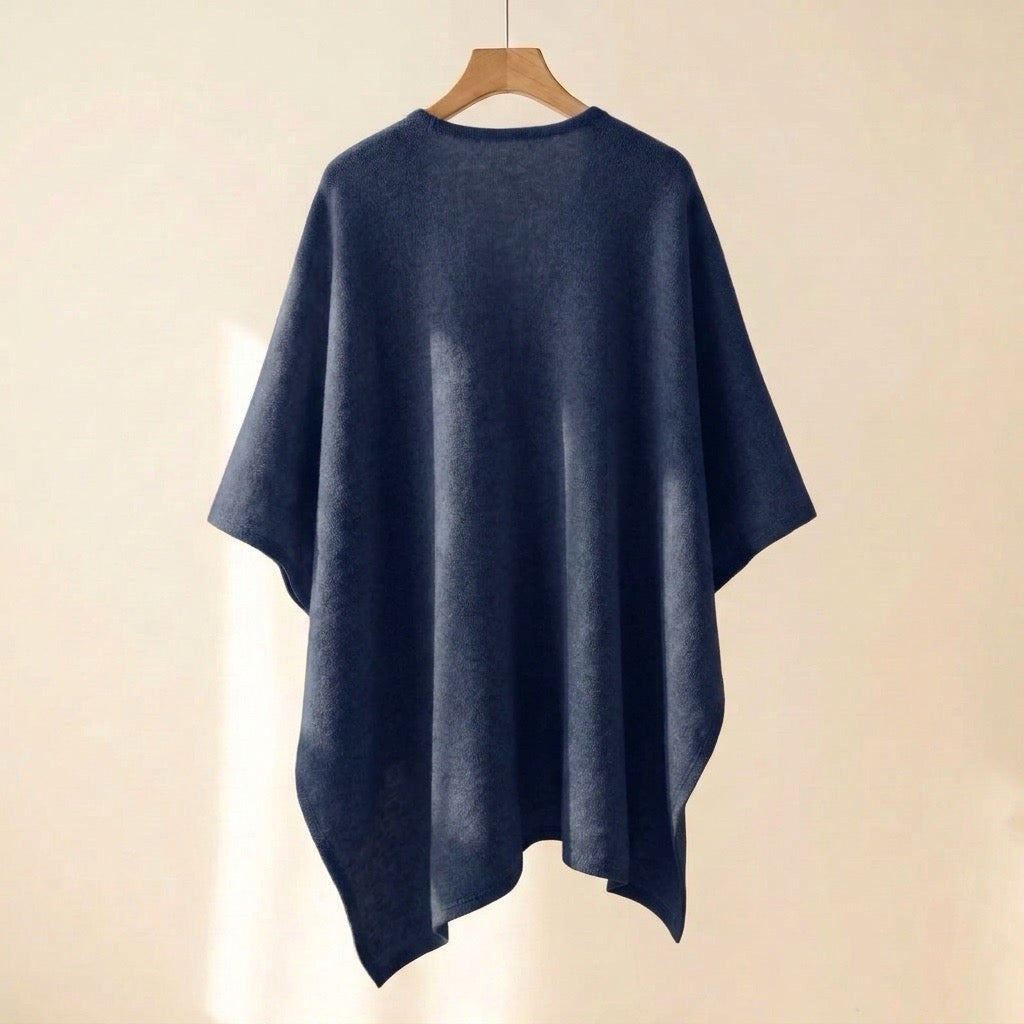 Poncho chal largo Mila en azul marino, vista trasera